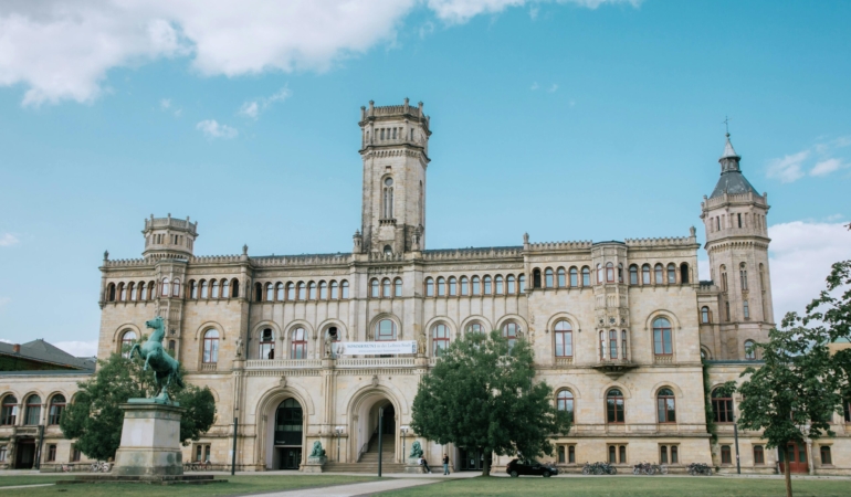 Türk Öğrenciler Almanya’da Ücretsiz Eğitim ve Kariyer Fırsatlarına Yöneliyor