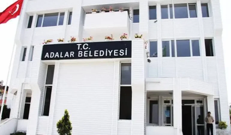 Adalar’da AKP adayına destek veren üç CHP’li meclis üyesi disipline sevk edildi