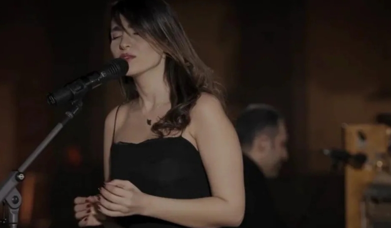 İran'da Başörtüsü Takmadan Konser Veren Parastoo Ahmadi'nin Kırbaç Cezası Onandı