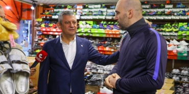 Rize Pazar'da sel bölgesini inceleyen Özgür Özel ilçe esnafıyla buluştu
