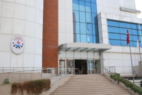 Çiğli Belediyesi şirketi ÇİBEL çalışanları geciken maaşlar nedeniyle iş bırakıyor