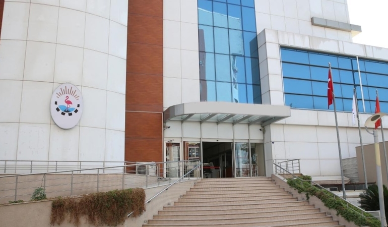 Çiğli Belediyesi şirketi ÇİBEL çalışanları geciken maaşlar nedeniyle iş bırakıyor