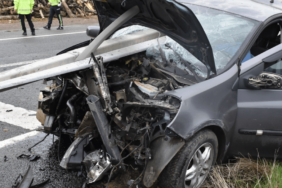 Gümüşhane'de Çelik Bariyerlere Çarpan Otomobildeki Bir Kişi Hayatını Kaybetti, Dört Yaralı