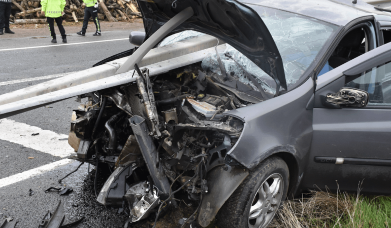 Gümüşhane'de Çelik Bariyerlere Çarpan Otomobildeki Bir Kişi Hayatını Kaybetti, Dört Yaralı